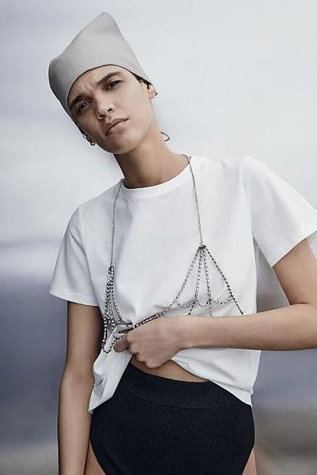 Top de pedrería, de Zara (29,95 euros).