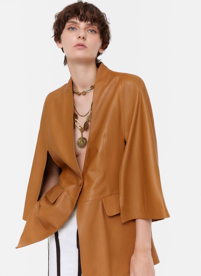 En Uterqüe han querido ser los más originales y han dado un toque de capa a la blazer de piel con las mangas murciélago. Es, sin duda, una de nuestras favoritas, de piel de verdad y por 279 euros.