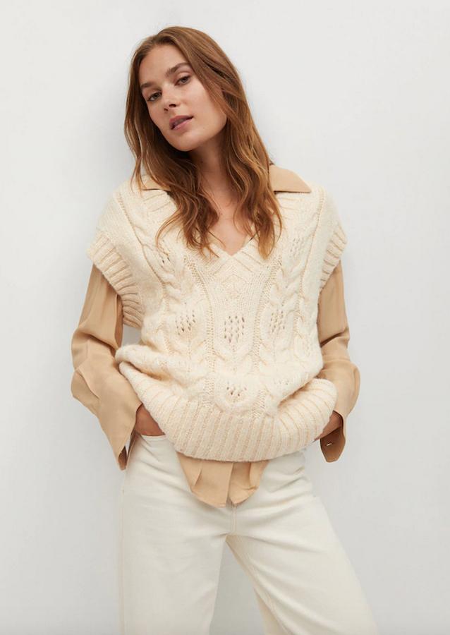 En tejido de punto trenzado con detalles calados, este chaleco de Mango en color negro viene con terminaciones en canalé y escote de pico. Tiene un precio de 29,99 euros y está disponible entre las tallas XS y L.