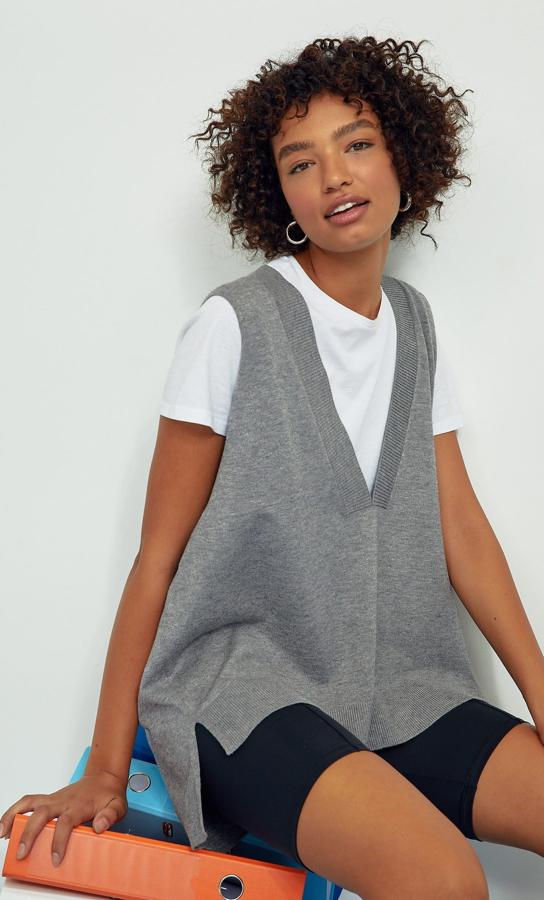 Diseño holgado, escote de pico y manga sisa para este chaleco de Stradivarius que está disponible en gris mezcla, azul celeste y color piedra. Cuesta 15,99 euros y está disponible entre las tallas XS y L.