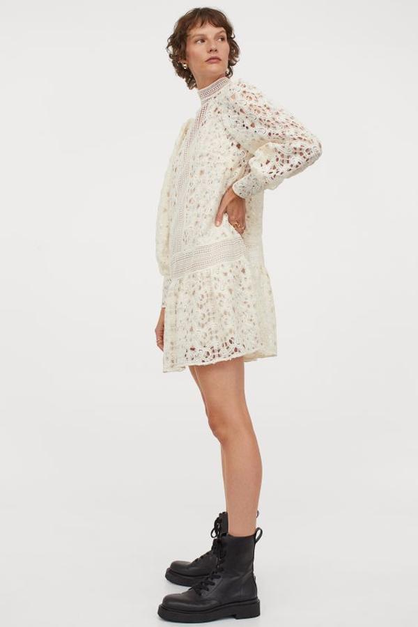 Diseño corto evasé en color crema para este vestido de H&M confeccionado en poliéster reciclado, con cuello alto, mangas abullonadas y puños anchos forrados en organza. Tiene un precio de 49,99 euros y solo queda en la talla XL.