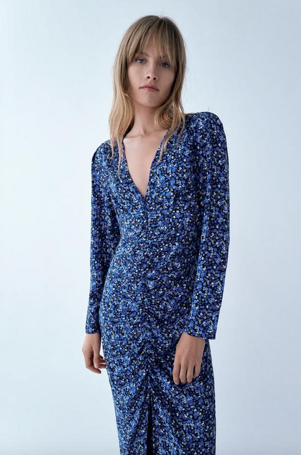 Este vestido midi de Zara en tonos azules está confeccionado con viscosa sostenible y viene con escote de pico y frunce en el frontal. El bajo tiene abertura en delantero, cuesta 39,95 euros y está disponible entre las tallas XS y XXL.
