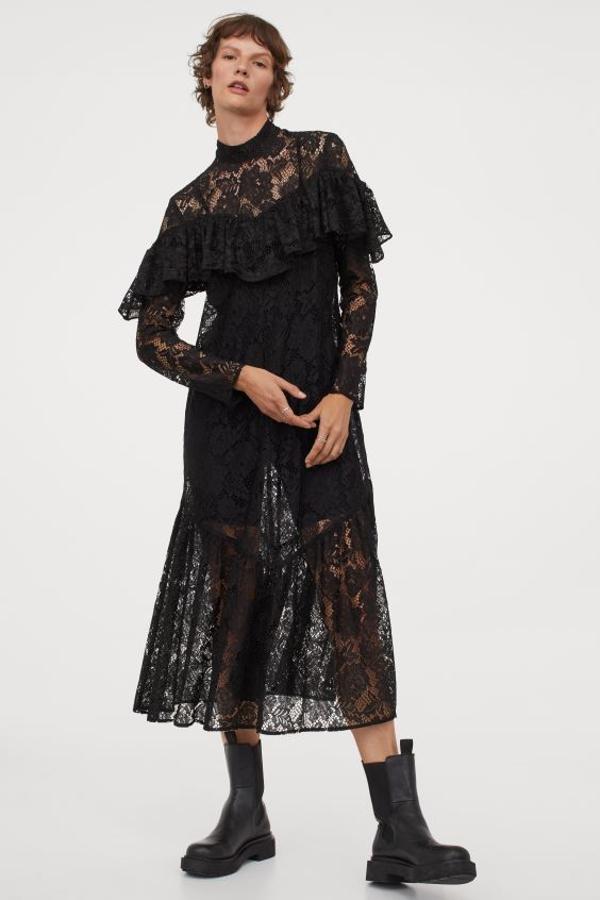 Diseño midi de encaje con cuello elevado, falda asimétrica y canesú en V con ribete ancho de volante en delantero para este vestido negro de H&M que tiene un precio de 39,99 euros y está disponible entre las tallas XS y XXL.