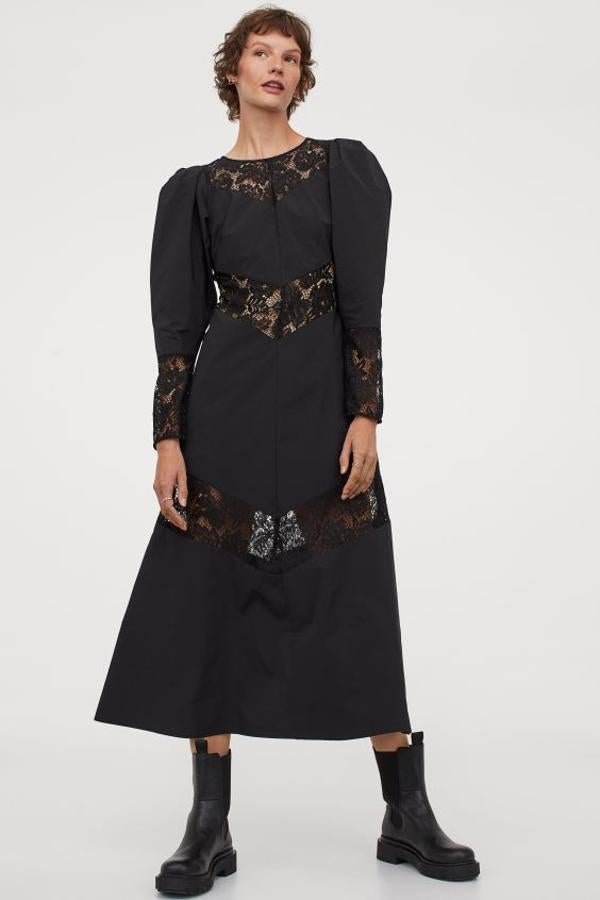 En tafetán de poliéster reciclado, este vestido midi de H&M en color negro viene con inserciones de encaje calado. Con cuello redondo, mangas largas con hombros puffy drapeados y falda con ligero vuelo, tiene un precio de 19,99 euros y solo queda en la talla XL y se está agotando.