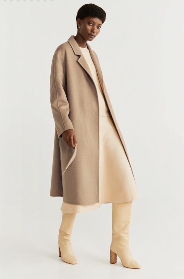 Con vuelo tipo capa y con cinturón, de Mango Outlet (69,99 euros).