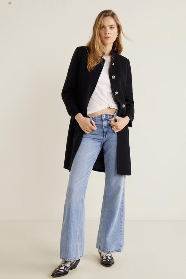 De los de toda la vida, abrigo con botones dorados como si fuera un chaquetón marinero, de Mango Outlet (49,99 euros).