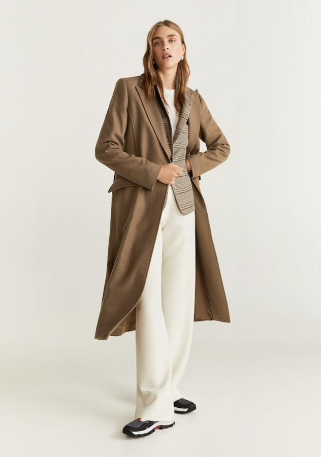 Abrigo de corte masculino, bolsillos con solapa y unas costuras laterales que hacen que la prenda se ajuste a cada silueta. Es también de Mango Outlet (79,99 euros).