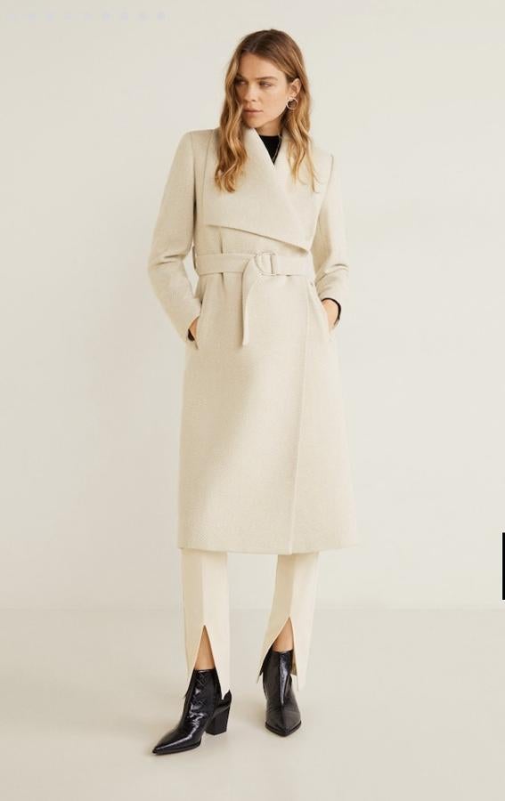 Abrigo de lana color hielo, con maxisolapas y cinturón, de Mango Outlet (79,99 euros).