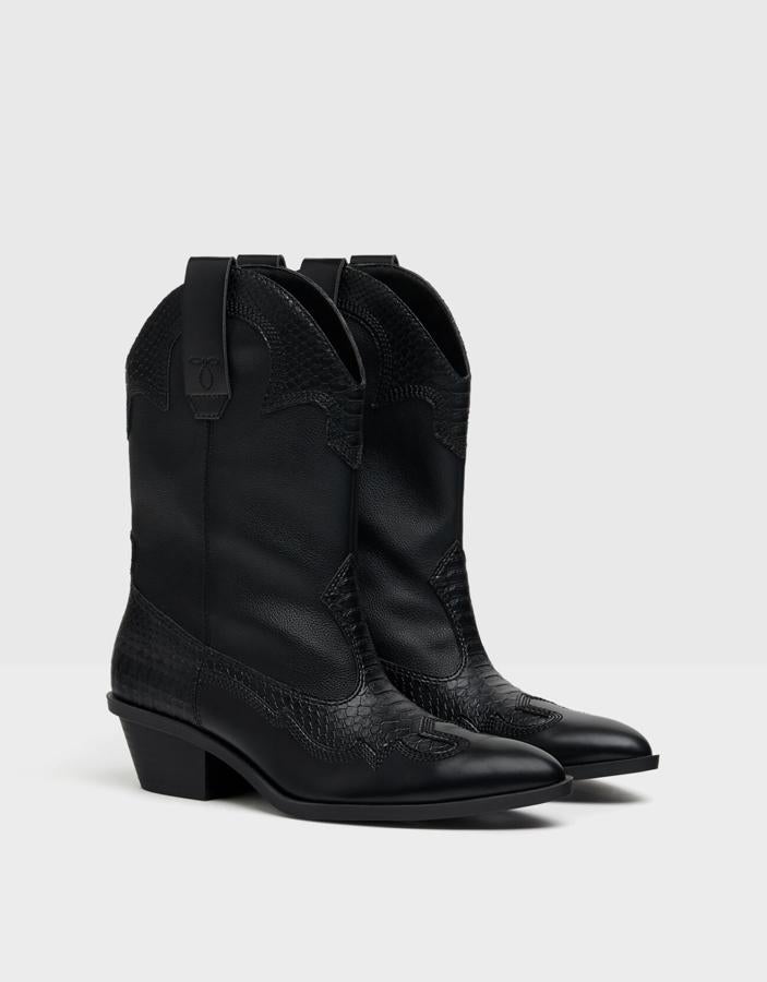 Se siguen llevando  y no nos las vamos a quitar de aquí a unos años. Una buena inversión en unas botas de cowboy sigue siendo un acierto. Estas son bajas, en formato botín, y son de Bershka. Cuestan 39,99 euros.