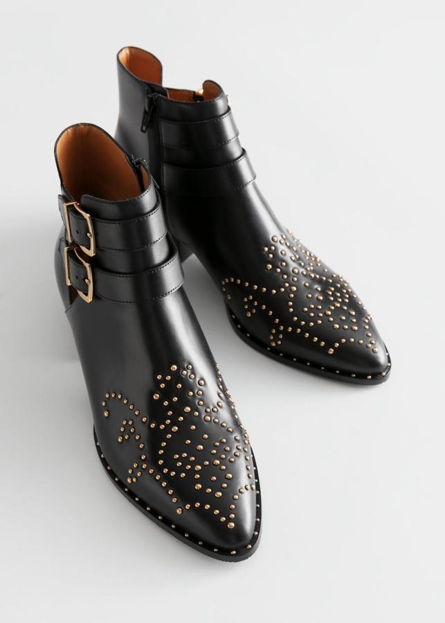 También en la firma sueca podemos encontrar un modelo atemporal, que mezcla un diseño clásico con tendencia, los botines con hebillas y tachuelas. Pegan con todo y te los puedes poner tanto de día como de noche. Su precio es de 179 euros.