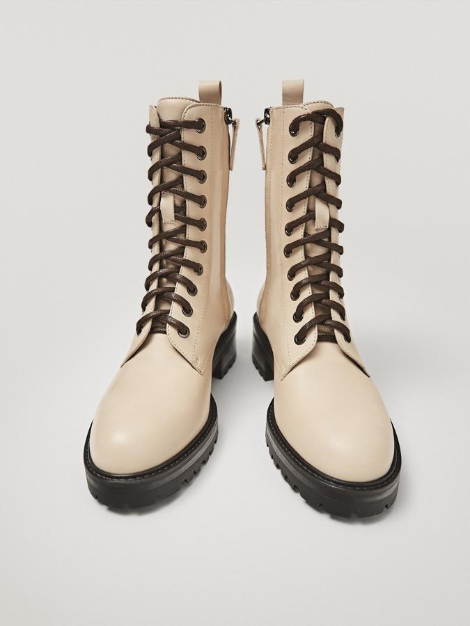 En Massimo Dutti se han puesto moteros y han dado con una de las claves de la temporada:  las botas de este estilo van a ser un must  de cara al frío. Y más cómodas, imposible. Apuesta por ellas para tus looks de día. Su precio es de 129 euros.