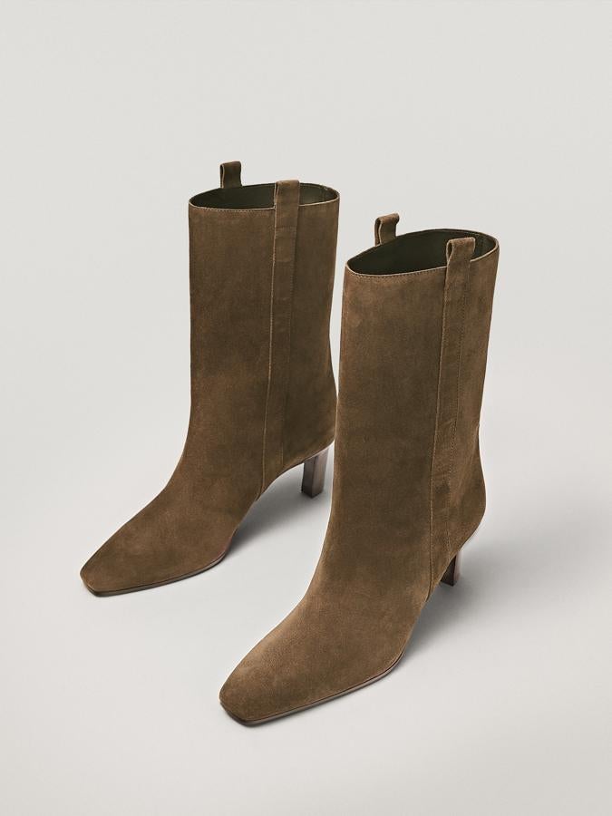 Si eres clásica y buscas unos botines para llevar las 24 horas y que queden igual de bien de día que de noche, son estos de ante de Massimo Dutti. Su caña ligeramente alta para ser un botín los hace así de especiales. Tienen un precio de 149 euros.