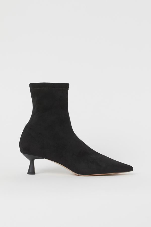 Los botines elásticos tipo calcetín llevan varios inviernos en lo más alto. Son cómodos y pegan con todo, además, estos de H&M tienen el tacón perfecto, ni alto ni bajo. Cuestan 39,99 euros.