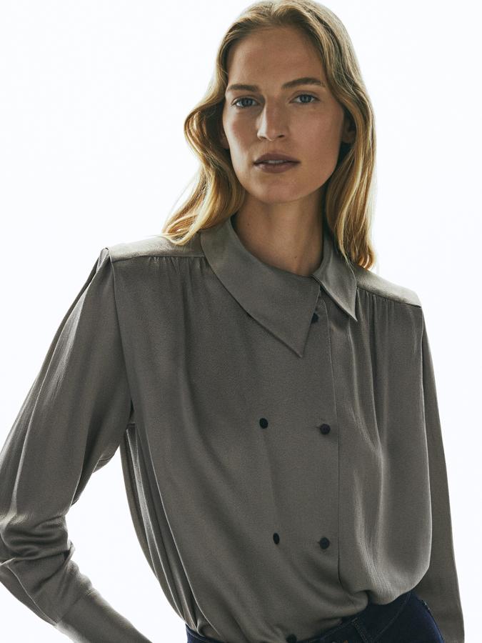 Blusa de coble botonadura y hombreras, de raso en color gris, de la colección de edición limitada de Massimo Dutti (99,95 euros).