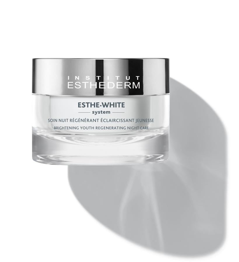 La acción de péptido de guisante que incorpora en su fórmula produce un efecto de relleno biológico y las patentes de origen marino aclaran la piel y proporcionan un efecto blur que hace que la piel parezca más joven. Tratamiento Regenerador y Aclarador EstheWhite System de Institut Esthederm (87 €).