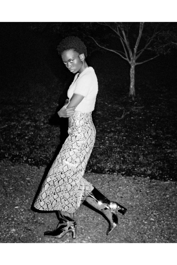 Tenemos que reconocer que, en color, este look gana enteros. El 'mini pull' amarillo (17.95 euros) dulcifica el conjunto súper cañero que forman esta falda mini efecto piel con estampado de serpiente (29.95 euros) y las botas plateadas (69.95 euros).