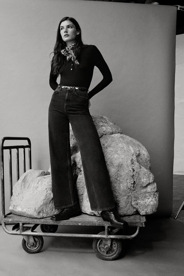 Nos encanta este look de inspiración setentera con uno de los vaqueros que mejor sientan de Zara y que cuestan menos de 30 euros.