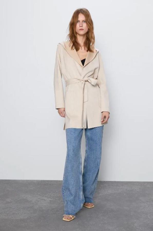 De ante, corte cruzado y en color crudo, de Zara (29,95 euros).