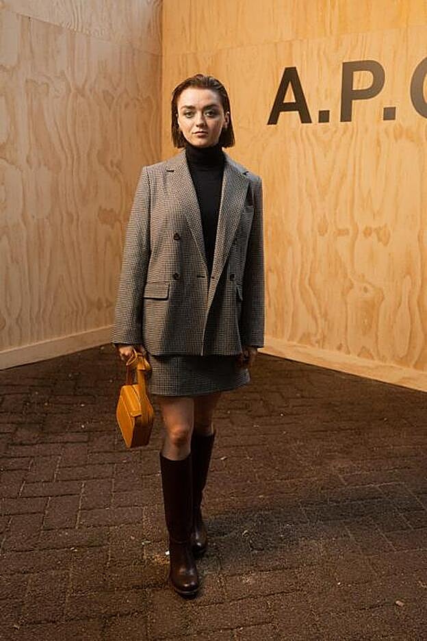 La actriz Maisie William con el conjunto de americana y minifalda de cuadros de A.P.C. que ha donado a la venta benéfica en Vestiaire Collective