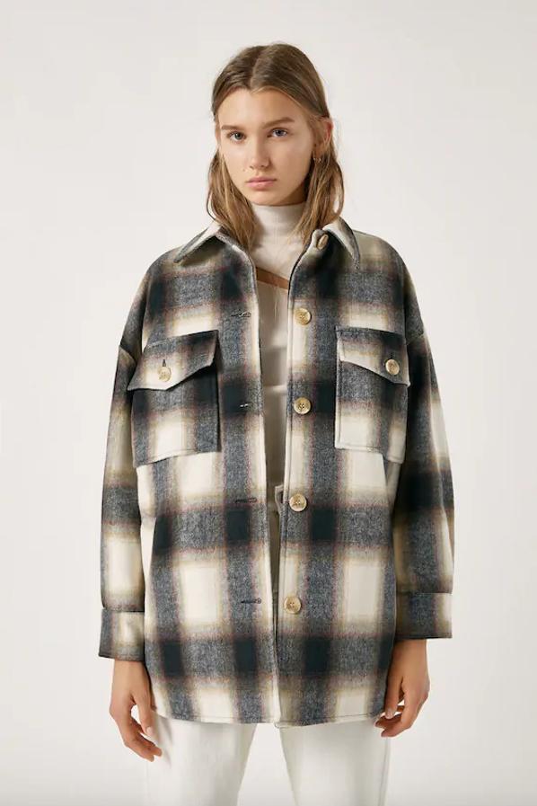 En Pull&Bear han apostado por este estampado tan otoñal con esta sobrecamisa en tejido de paño con estampado de cuadros en tonos negros, grises y marrones. Con cuello clásico y cierre de botones en carey, tiene un precio de 35,99 euros y podemos encontrarla entre las tallas XS y XL.
