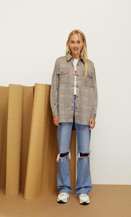 Estampado monocolor en beige para esta sobrecamisa de Stradivarius con bolsillos frontales en el pecho con solapa y botón, cuello solapa y cierre frontal con botones. Cuesta 19,99 euros y está disponible entre las tallas XS y XL.