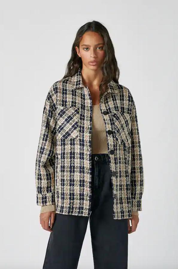 Disponible únicamente en las tallas S y M, esta sobrecamisa de Pull&Bear con estampado de cuadros en tonos marinos y beige viene con bolsillos de tapeta sin solapa, cuello clásico y cierre de botones negros. Cuesta 35,99 euros.