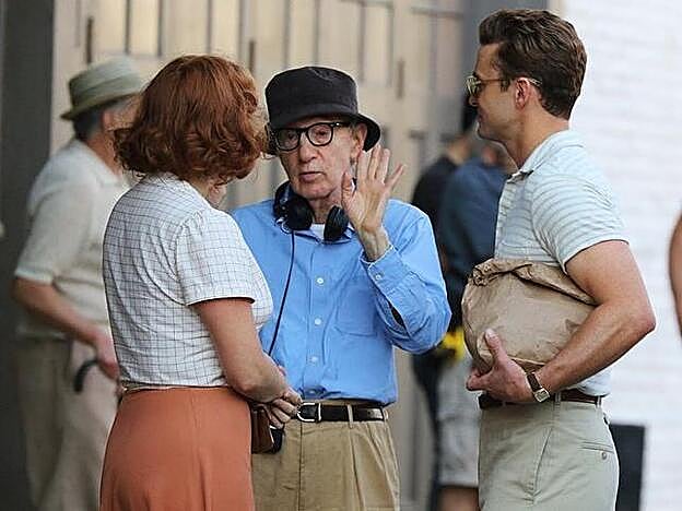Winslet, de espaldas, escuchando las indicaciones de Allen junto a Justin Timberlake en el rodaje de Wonder Wheel.