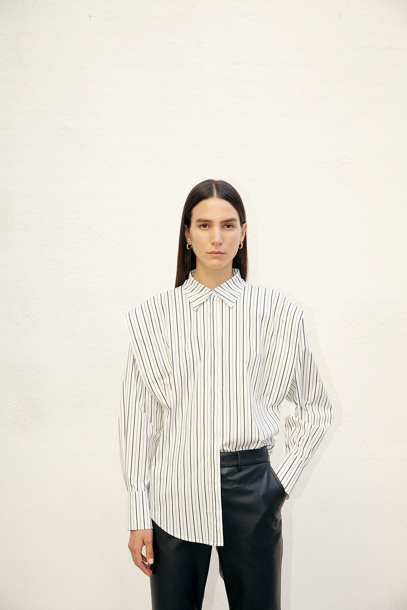 Camisa de rayas con hombreras. (35,99 euros).