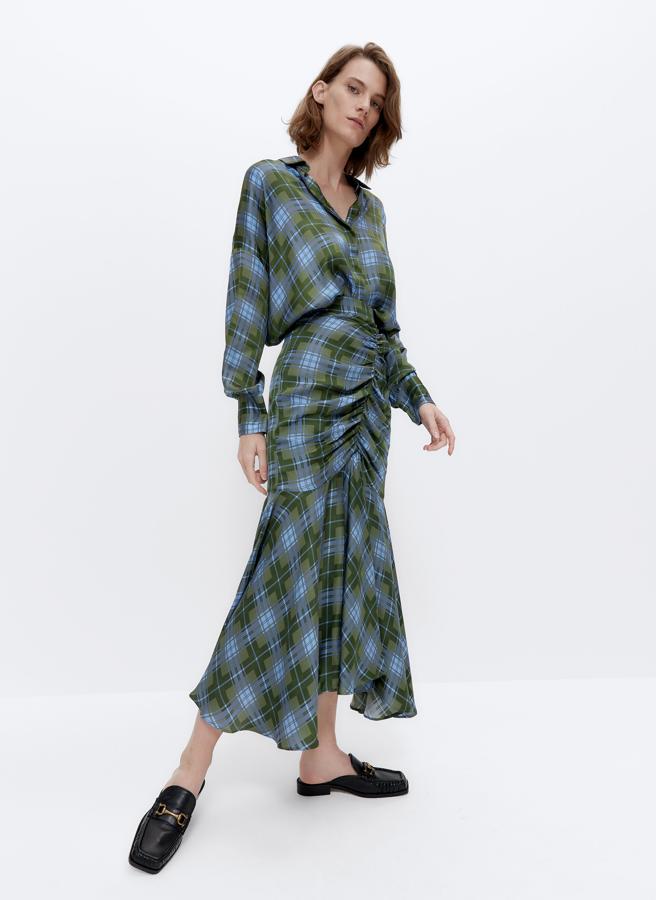 Falda de tejido fluido con efecto satinado, drapeado en la parte frontal y estampado de cuadros, de Uterqüe (89€).