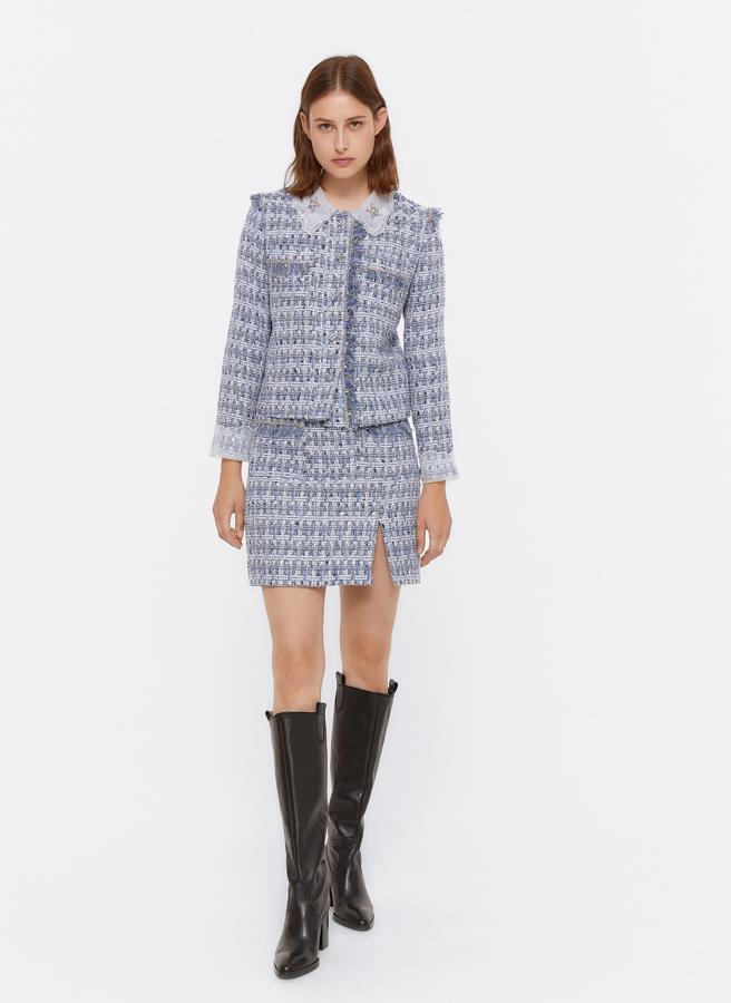 Minifalda de tweed con apertura lateral y bajos desflecados, de Uterqüe (79 €).