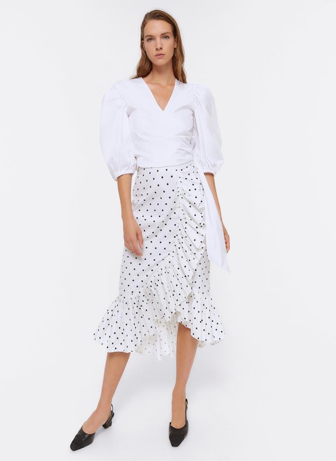 Falda de algodón cruzada con volantes plisados y estampado de lunares, de Uterqüe (79 €).