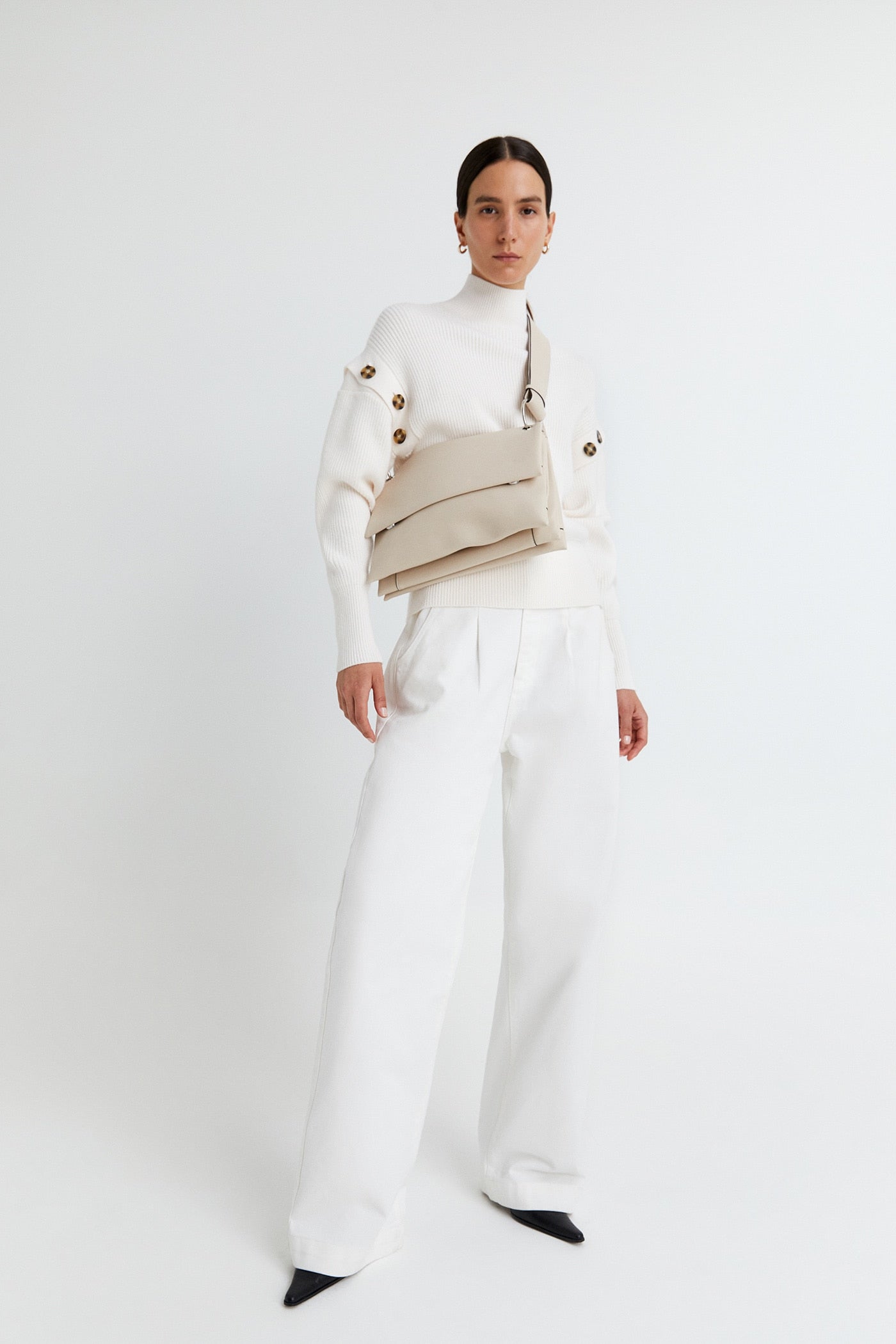 La estrella de la nueva colección es este jersey blanco aparentemente básico pero con sorpresa: las mangas son desmontables para crear una prenda cut out de lo más favorecedora. (29,99 euros).