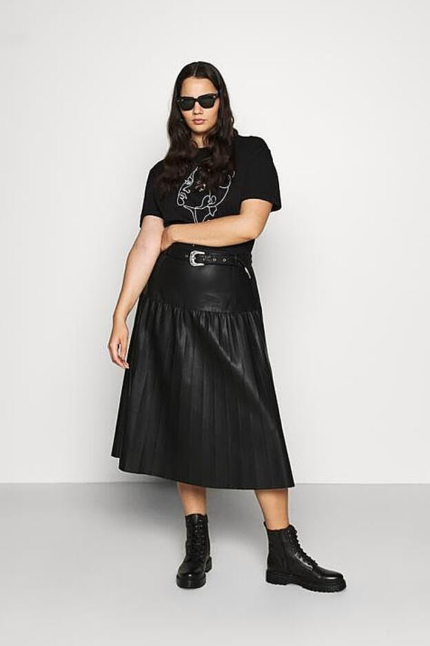 Un look con una pieza muy original con efecto piel: la falda semiplisada.