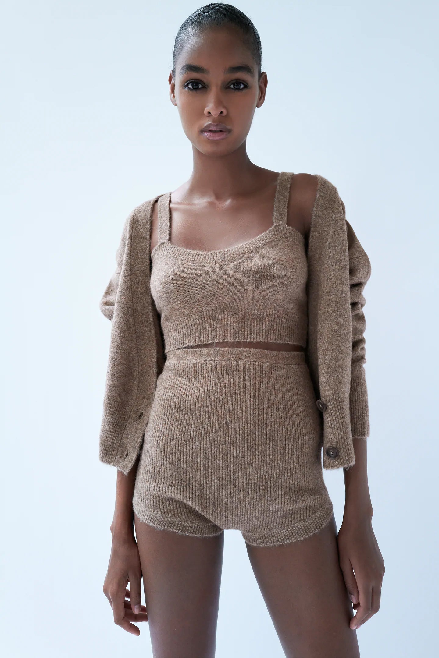 Este total look de Zara con crop top y shorts de punto (19.95 euros) con cárdigan a juego nos recuerda al conjunto de Khaite NY que hizo viral hace unos meses Katie Holmes.