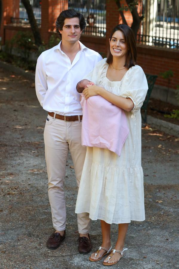 Hace apenas una semana, Sofía daba a luz a su primera hija con Fernando Fitz-James. Para la salida del hospital con la niña, eligió un vestido de mango en color crudo con mangas con volumen y escote cuadrado, de Mango.