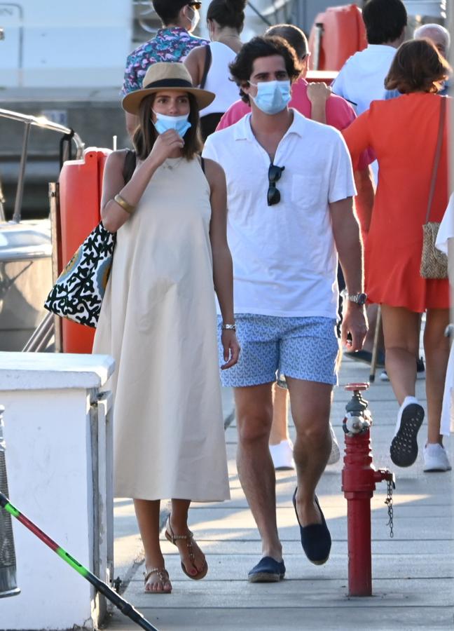 Durante sus vacaciones, también apostaba por Zara para un estilismo relajado. Un vestido de popelín en beige que llevaba con un sombrero y unas sandalias planas. Sofía no ha tenido que echar mano de ropa premamá y ha podido llevar su ropa habitual en casi todo el embarazo, apostando siempre por vestidos amplios.