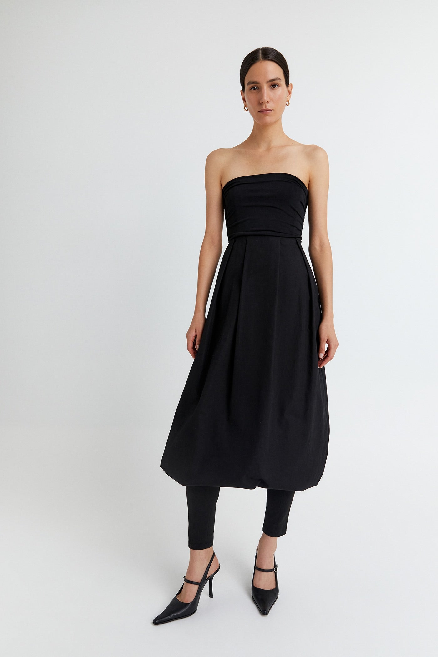 Vestido midi negro con cuerpo ajustado de palabra de honor con falda abullonada. Un básico elegante para las ocasiones más especiales. (35,99 euros).