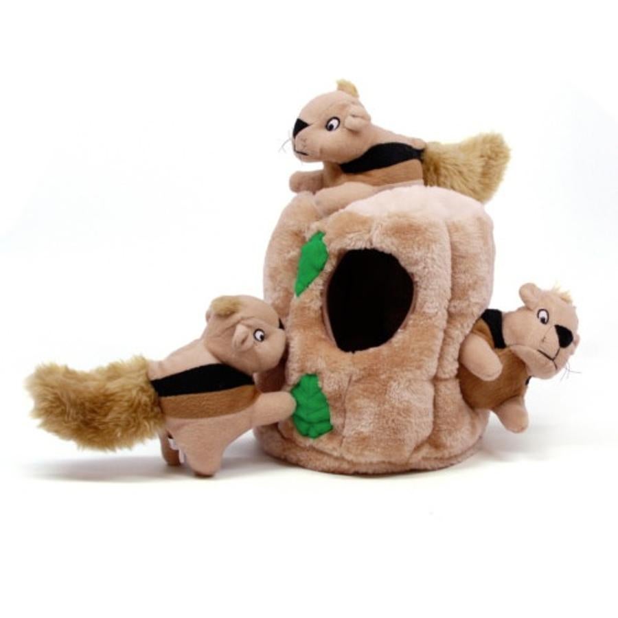 Un juguete ideal para que tu perro ejercite sus habilidades y se entretenga al mismo tiempo. Este  peluche tronco con ardillas escondidas  (¡que puedes guardar en el interior!) se vende en tres tamaños distintos y es muy suave. Lo tienes en Tiendanimal rebajado a 13,99 euros.