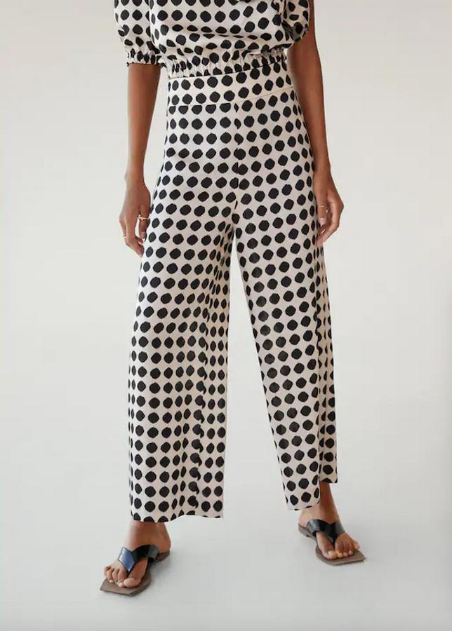 Con cierre lateral de cremallera y tiro medio, estos pantalones culotte de diseño crop vienen en color crudo con estampado de rombos en color negro. De 29,99 euros ha pasado a costar 19,99 euros y está disponible únicamente en la talla XS.