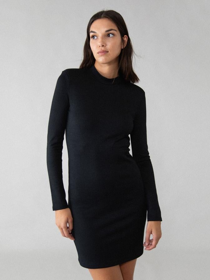 La única propuesta corta de esta selección la pone Lefties con este vestido de manga larga, hombreras y cuello perkins. Confeccionado en tejido elástico de canalé, cuesta 9,99 euros y está disponible entre las tallas XS y L y en los colores negro y fucsia.