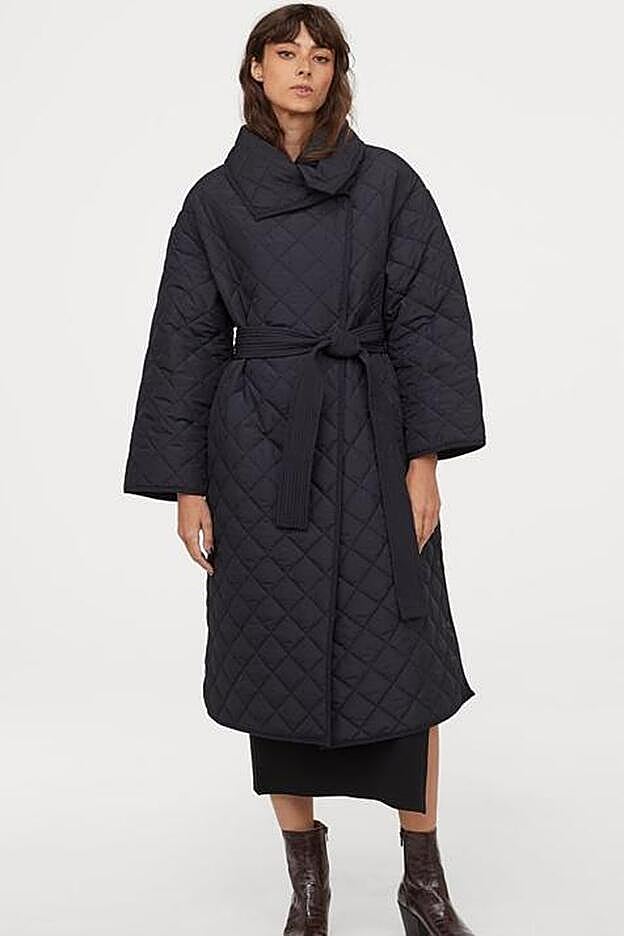 Un abrigo sofisticado y enteramente acolchado de H&M.