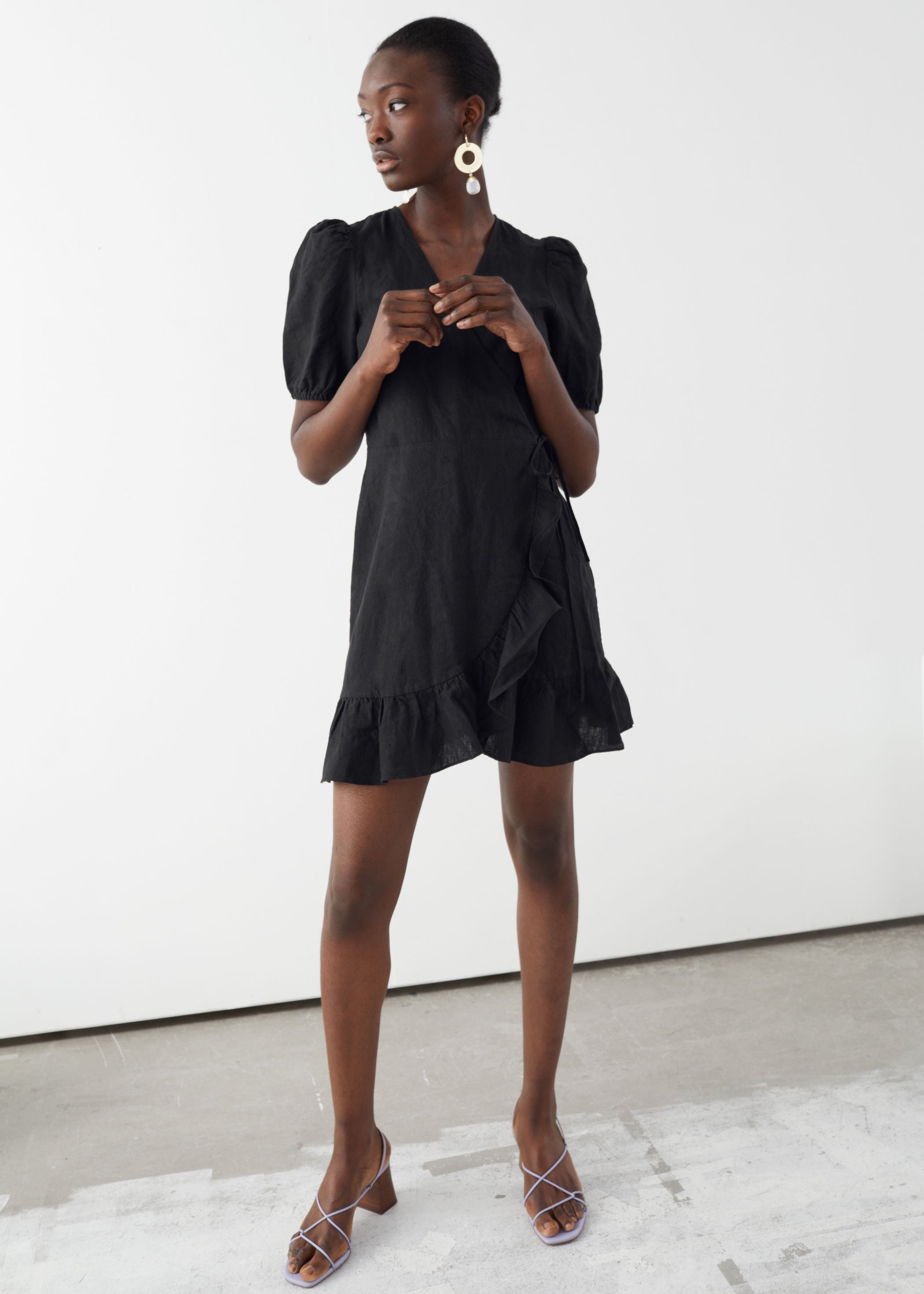 LBD cruzado con mangas farol y volantes. (89 euros).