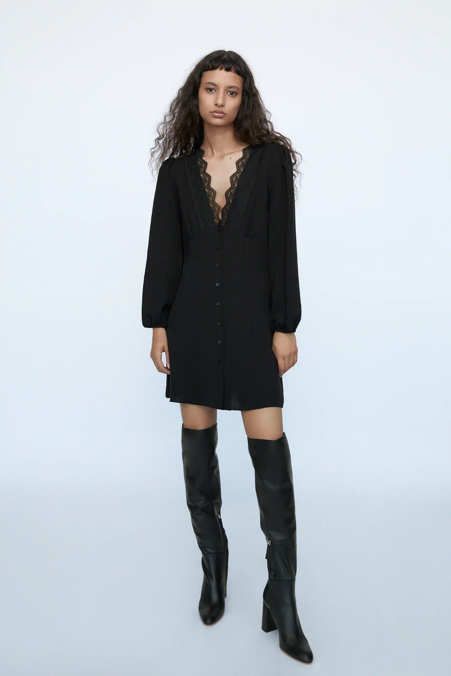 Vestido camisero con cierre de botones y escote a pico con encaje. Ideal para el otoño. (29,95 euros).