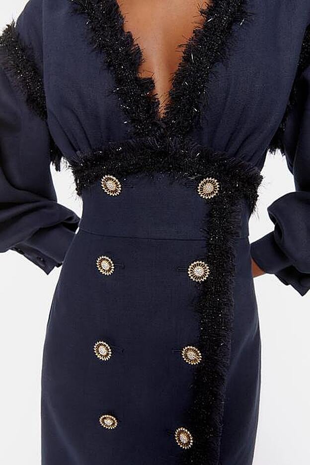 Sus botones joya y detalles de pasamanería convierten a este vestido en uno de los más bonitos para bodas de otoño.