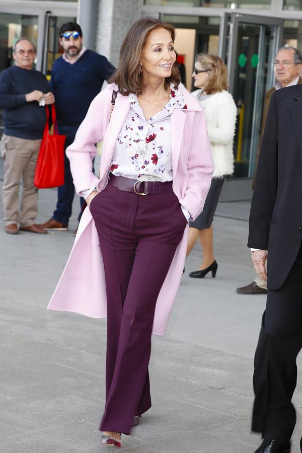 ¿Quién dijo que los colores claros no son para el invierno? Isabel Preysler dio una lección de estilo con este look protagonizado por una abrigo rosa bebé que combinó con pantalones morados y una camisa de estampado floral.