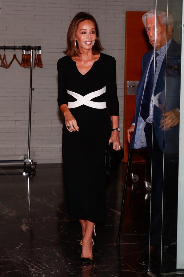 el vestido negro es otro de los imprescindibles en el armario de cualquier mujer y este de Isabel Preysler nos encanta por su truco estilizador. Es un diseño midi de manga larga que tiene unas tiras a contraste en color blanco que marcan la cintura y que hacen que siente de maravilla.