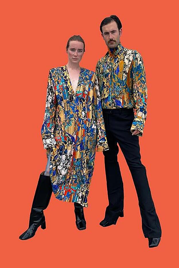 Nelson Tiberghien e Isabelle Chaput, el dúo creativo Young Emperors, con prendas de la nueva colección Studio O/I 2020 de H&M.