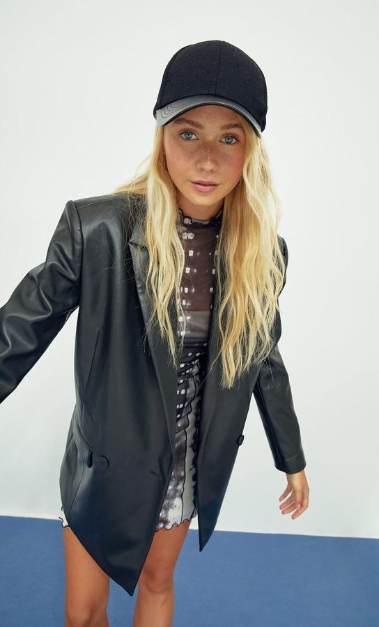 Americana de efecto piel de corte oversize, de la nueva colección de Stradivarius (35,99 euros). Esta es una de las  prendas que están ya marcando tendencia este otoño .