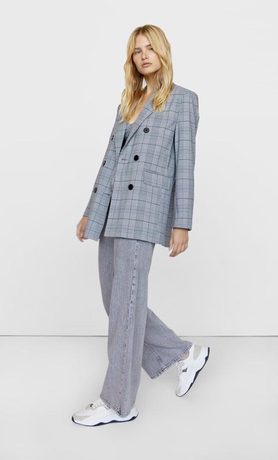 Americana oversize de cuadros, de la nueva colección de Stradivarius (35,99 euros). Ojo con los cuadros, que son  un print tendencia tanto en chaquetas como en abrigos .