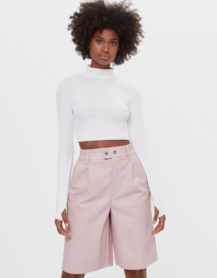 En color rosa (también está disponible en negro), esta bermuda de efecto piel es de Bershka y tiene un precio de 19,99 euros.